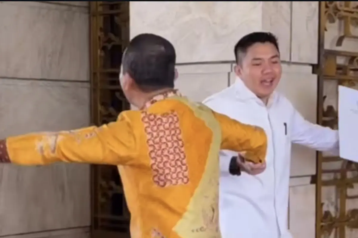 Sekretaris Kabinet (Seskab) Teddy Indra Wijaya saling tarik-tarikan dengan Menteri Energi Sumber Daya Mineral (ESDM) Bahlil Lahadalia (Istimewa)