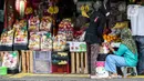 Penjual parcel buah dan vitamin melayani pembeli di Jalan Barito, Jakarta, Minggu (11/7/2021). Surayem mengaku omset menjual parcel yang dijual secara online meningkat drastis hampir 100 persen dalam sepekan terakhir ini. (Liputan6.com/Johan Tallo)