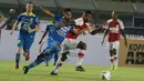 Bek Persib Bandung, Ardi Idrus, berebut bola dengan striker Persipura Jayapura, Marinus Wanewar, pada laga Liga 1 2019 di Stadion Si Jalak Harupat, Bandung, Sabtu (18/5). Persib menang 3-0 atas Persipura. (Bola.com/M. Iqbal Ichsan)