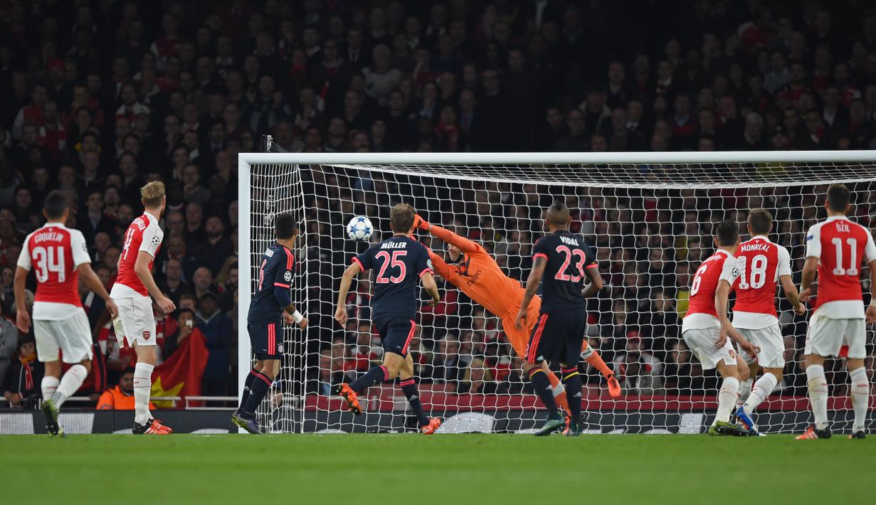 Kiper Arsenal, Petr Cech menghalau bola tendang gelandang Bayern Muenchen, Arturo Vidal pada pertandingan liga Champions di Emirates Stadium, London, Inggris  (20/10/15). Arsenal menang atas Muenchen dengan skor 2-0. (Reuters/Tony O'Brien)