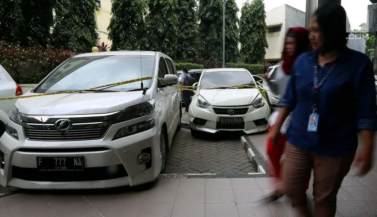 Mobil milik bos PT First Travel Andika Surachman dan Anniesa Desvitasari Hasibuan terpasang garis polisi di Bareskrim Polri, Gedung KKP, Jakarta, Jumat (25/8). Mobil itu disita terkait kasus penggelapan dan penipuan jemaah umrah (Liputan6.com/Johan Tallo)
