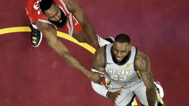 LeBron James (kanan) dijaga James Harden (AP)