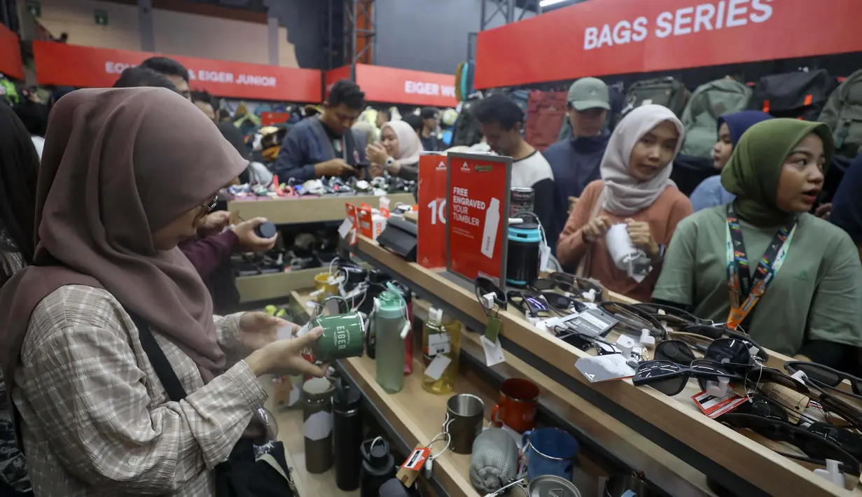 Untuk menarik minat pengunjung berbelanja, beragam merek produk untuk berkegiatan di alam terbuka tersebut berlomba memberikan potongan harga. (Liputan6.com/Herman Zakharia)