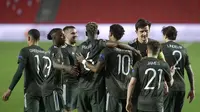 Para pemain Manchester United merayakan gol yang dicetak Marcus Rashford ke gawang Granada pada leg pertama perempat final Liga Europa, Jumat (9/4/2021). (CRISTINA QUICLER / AFP)