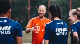 Pesepak bola muda mendapat arahan saat mengikuti Allianz Explorer Camp Football 2019 di Munchen, Jerman, Jumat (23/8). Allianz Indonesia mengirimkan dua pesepak bola muda berbakat ke Jerman. (Dokumentasi Allianz)
