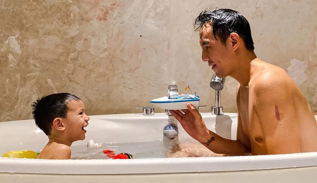 Momen ini membuktikan jika Daniel Mananta merupakan sosok ayah penyayang. Lihat saja betapa bahagia sang anak ketika mandi bersama Daniel Mananta. (Foto: instagram.com/lolagin)