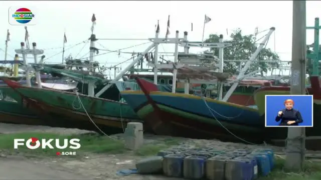 Akibat nelayan unjuk rasa, puluhan kapal berjajar hampir 1 kilometer di Pelabuhan Kluwut, Kecamatan Bulakamba, Brebes, Jawa Tengah.