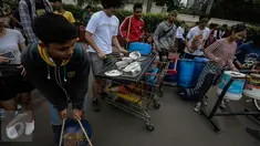 Sejumlah mahasiswa dari Universitas ISIP bermain alat musik dari barang bekas di Car Free Day kawasan Bundaran HI, Jakarta, Minggu (15/1). (Liputan6.com/Faizal Fanani)