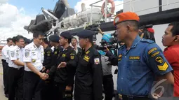 Kedatangan Menhub Ignasius Jonan di Lanud Iskandar untuk meninjau lebih dekat bangkai ekor dari Pesawat AirAsia QZ8501, Pangkalan Bun, Kalteng, Selasa (13/01/2015). (Liputan6.com/Andrian M Tunay)