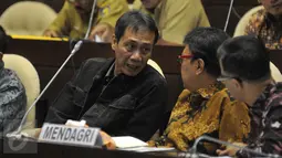 Mendagri Tjahjo Kumolo (tengah) berbincang dengan Sekjen Kemendagri Yuswandi A Tumenggung (kiri) disela raker terkait persiapan Pilkada Serentak 2015, dengan Komisi II DPR RI di Gedung DPR Senayan, Jakarta, Selasa (23/6). (Liputan6.com/Herman Zakharia)