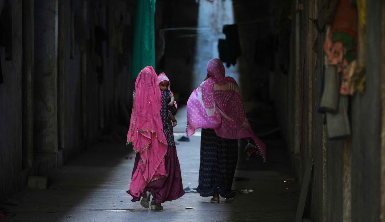 Banyak buruh migran terpaksa memilih pulang ke kampung halaman karena tidak ada pekerjaan. Tampak dalam foto, salah satu keluarga pekerja migran kembali ke tempat tinggal mereka di Morbi, negara bagian Gujarat, India, Rabu 8 April 2026. (AP Photo/Ajit Solanki)