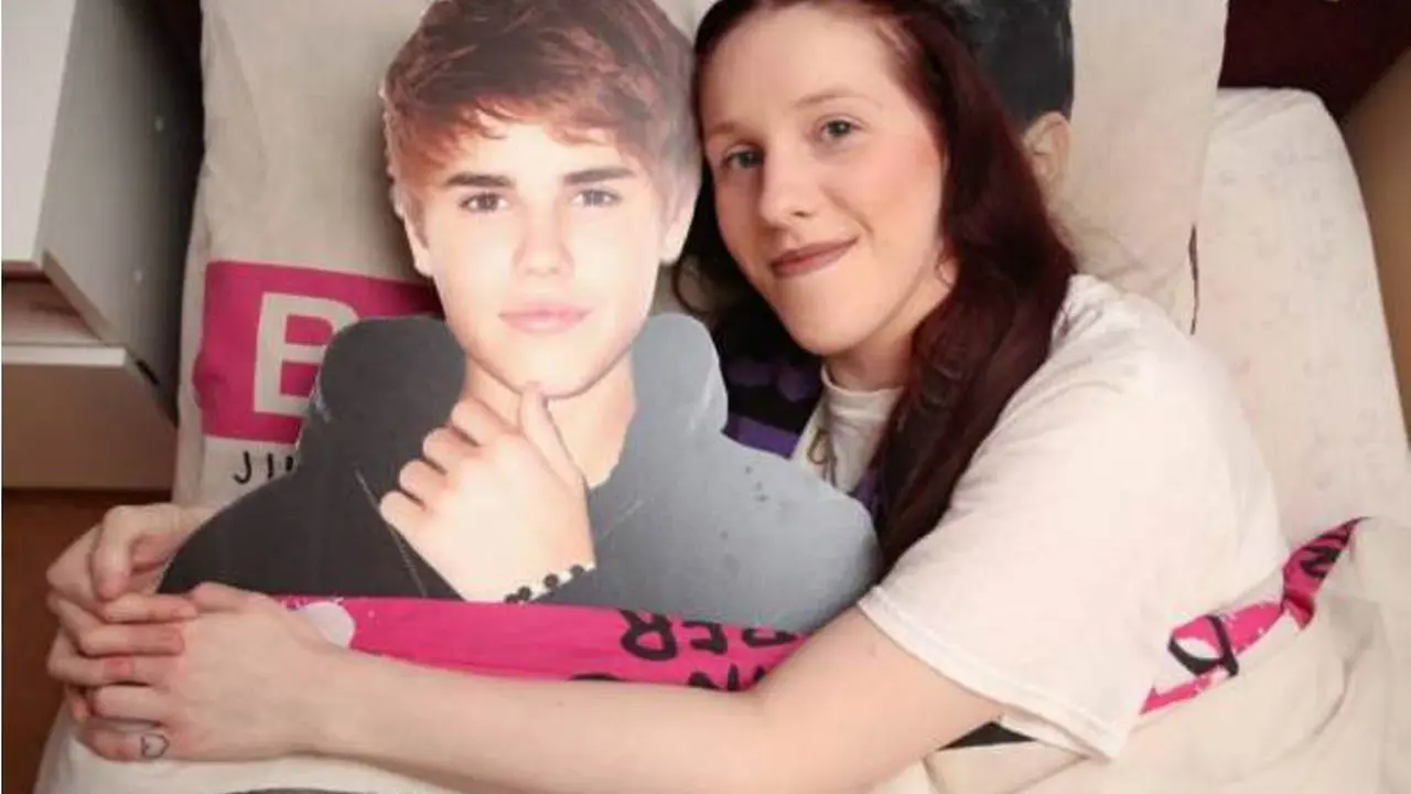 Terobsesi, Gadis Ini Tidur dan Nikahi Patung Justin Bieber