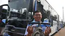 Warga memperlihatkan miniatur Bus transjakarta bermerek Scania saat acara peluncuran di Silang monas, Jakarta, Senin (22/6/2015). Ada sebanyak 20 unit bus transjakarta bermerek Scania yang diluncurkan pertengahan Juni ini. (Liputan6.com/Herman Zakharia)