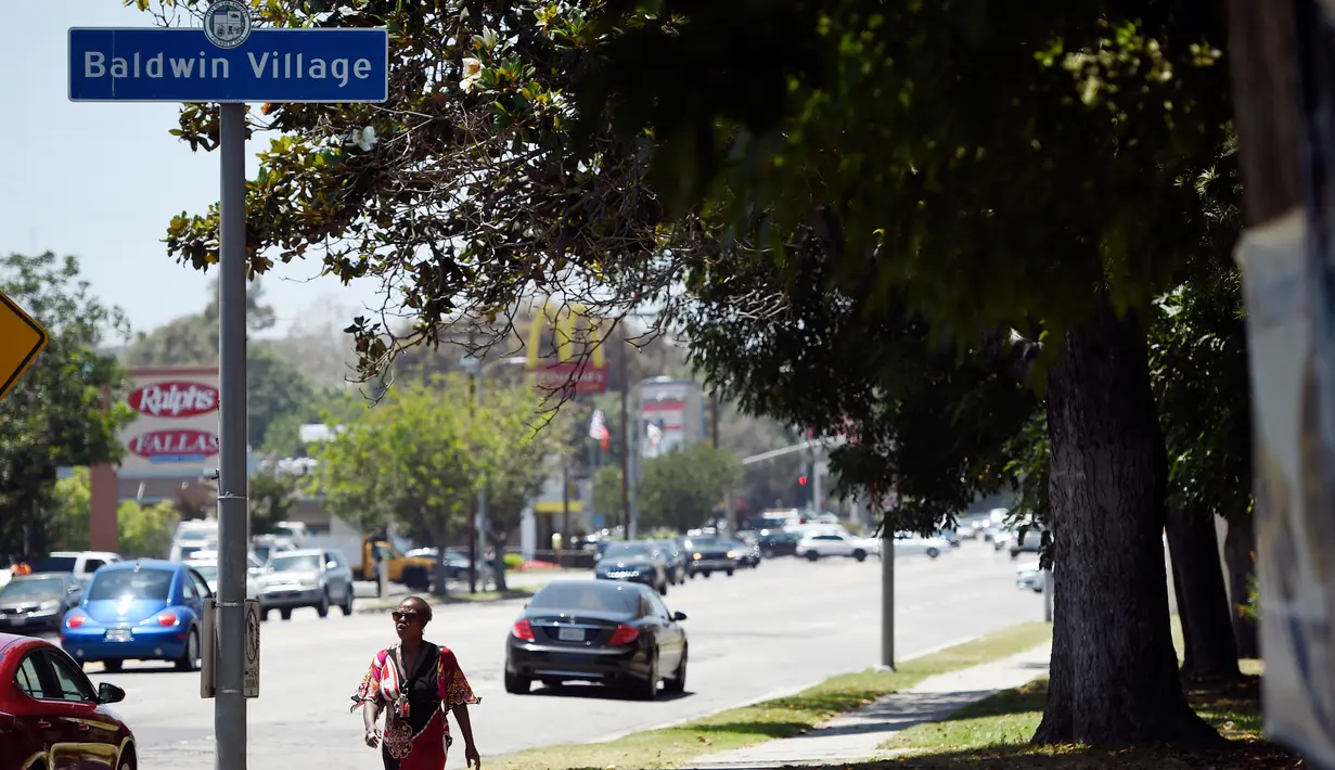 Pejalan kaki berjalan di area Rodeo Road yang akan diganti menjadi Obama Boulevard di Los Angeles, Rabu (28/6).  Los Angeles sudah memiliki sejumlah jalan yang dinamai mantan presiden, termasuk Washington Boulevard. (AP Photo/Chris Pizzello)