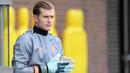 Kiper Liverpool, Loris Karius, saat tiba di lapangan untuk mengikuti sesi latihan jelang laga Liga Champions di Melwood, Liverpool, Senin (25/9/2017). Liverpool akan berhadapan dengan Spartak Moskow. (AFP/ Paul Ellis)