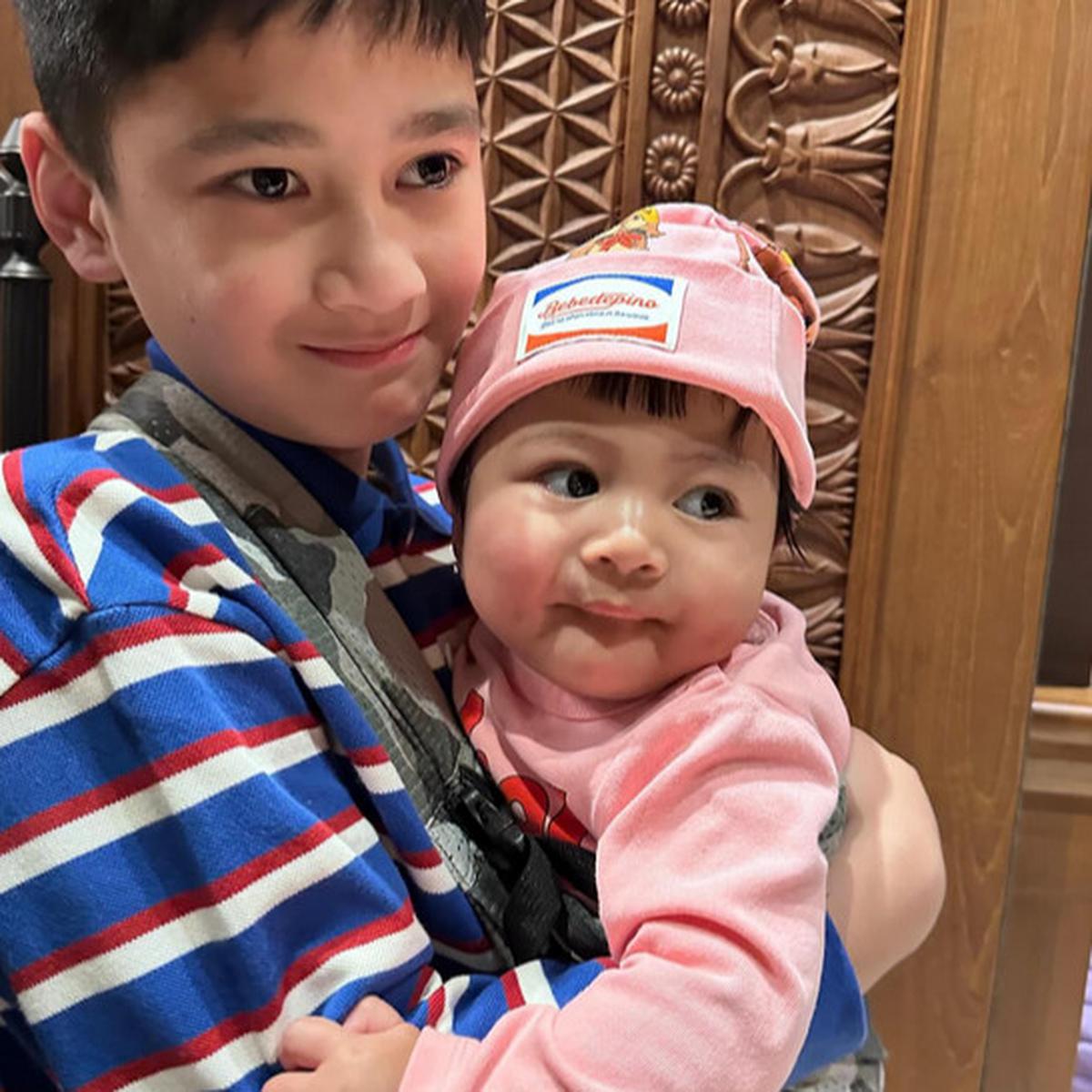 Disebut Si Ganteng & Si Cantik, Potret Penuh Kehangatan Rafathar Gendong Baby Lily Disorot
