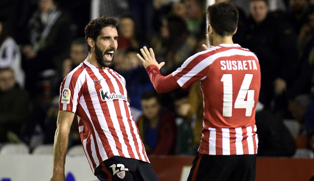 Pemain Athletic Bilbao, Raul Garcia (kiri) menyumbangkan 3 gol dan bersaing sebagai top skor pada ajang Copa Del Rey 2016-2017.  (EPA/Pedro Puente Hoyos)