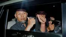 Wakil Ketua KPK, Bambang Widjojanto saat berada di dalam mobil usai menjalani pemeriksaan oleh Bareskrim Mabes Polri, Jakarta, Selasa, (4/2/2015). (Liputan6.com/JohanTallo)