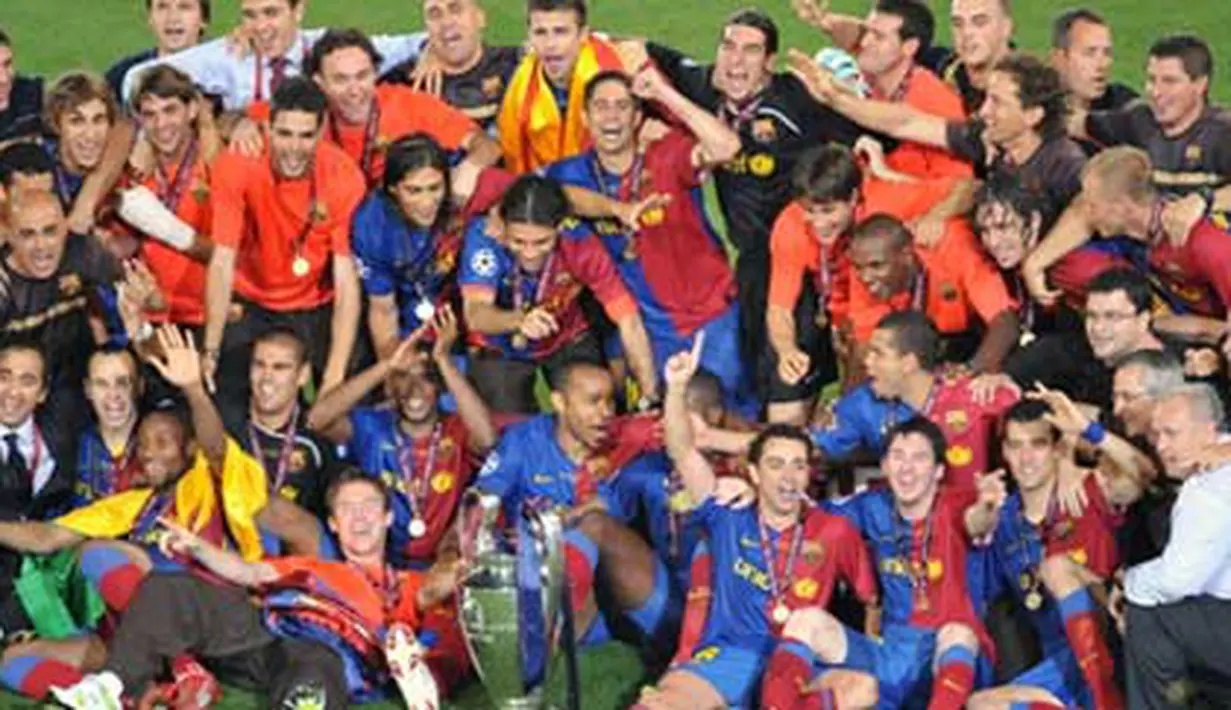 FC Barcelona&#039;s players celebrate with Champions League Cup after the trophy ceremony on May 27, 2009 at Olympic Stadium in Rome. Barcelona defeated Manchester United 2-0 in the final of the UEFA Champions League. AFP PHOTO/MLADEN ANTONOV
