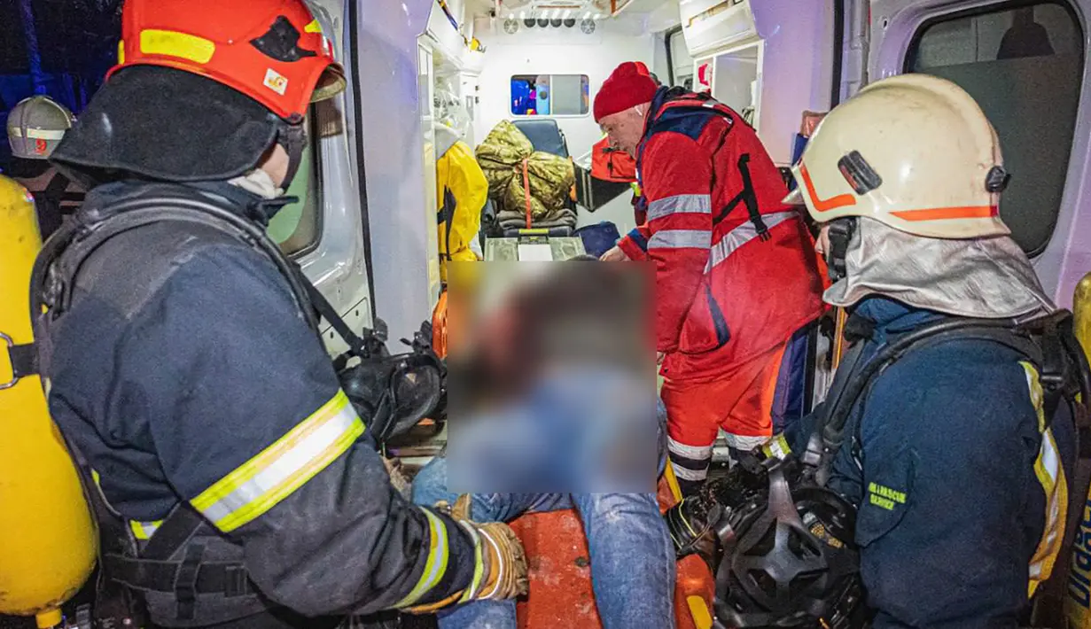 Gubernur Kharkiv Oleh Synehubov, dalam pernyataan via Telegram, melaporkan bahwa serangan yang terjadi pada Rabu (10/1) malam sekitar pukul 22.30 waktu setempat itu melibatkan sejumlah rudal S-300. (Ukrainian Emergency Service via AP)