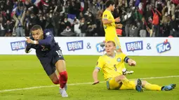 Enam menit berselang Kylian Mbappe kembali mencetak gol untuk membawa Prancis unggul 2-0. Kingsley Coman berhasil mengirimkan umpan matang untuk diselesaikan Kylian Mbappe usai mengecoh kiper Stas Pokatilov yang berusaha memotong bola di luar kotak penalti. (AP/Michel Euler)
