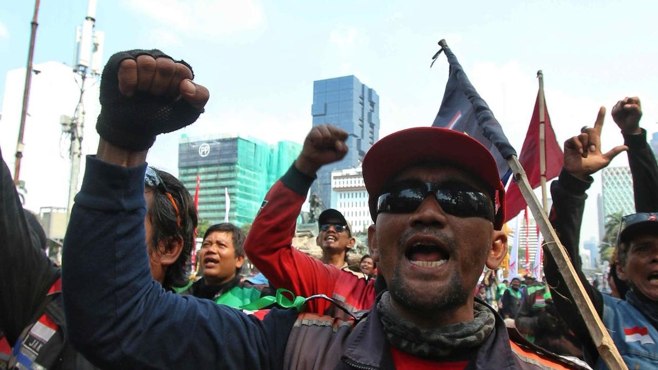 Reaksi massa pengemudi ojek online yang tergabung dalam Koalisi Ojol Nasional (KON) dari berbagai daerah di Jabobetabek berorasi saat berunjuk rasa di Patung Kuda.