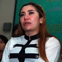 Air mata benar-benar menutupi wajah cantik dari Cinta Penelope. (Deki Prayoga/Bintang.com)