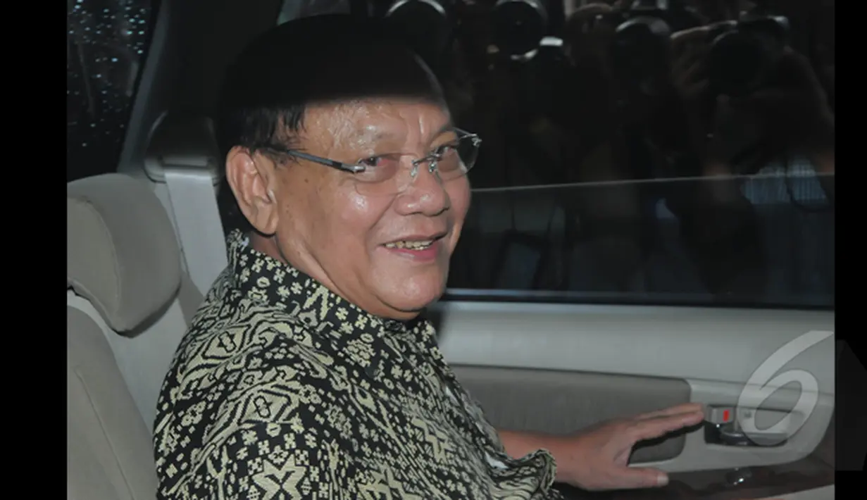 Mantan Panglima TNI, Endriartono Sutarto berada di dalam mobil mendatangi KPK, Jakarta, Kamis (12/2/2015). Kedatangannya memberi dukungan moril ke KPK dan meminta Presiden Jokowi segera memutuskan konflik antara KPK-Polri. (Liputan6.com/Herman Zakharia)