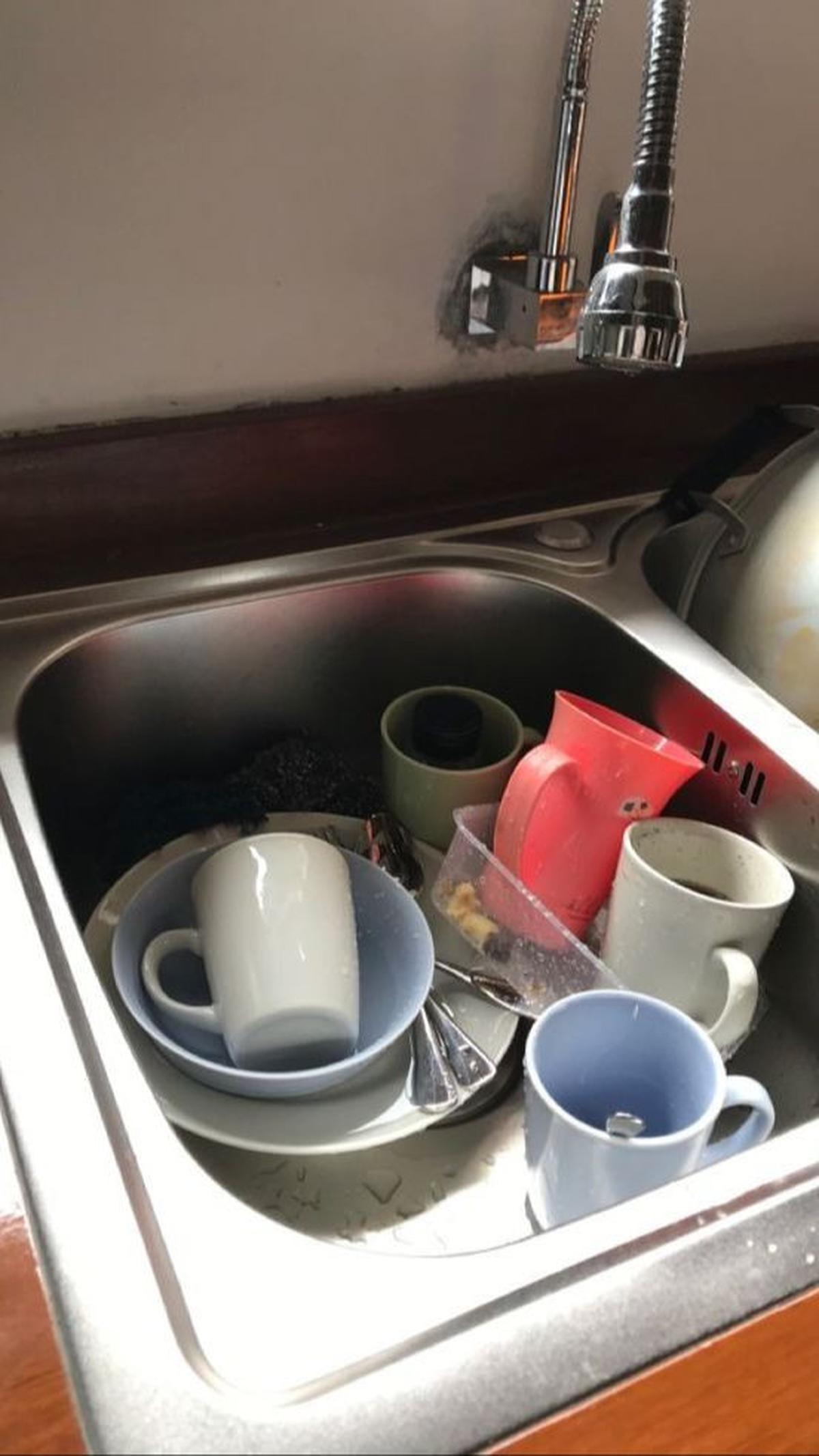 Jangan Menumpuk Piring Kotor di Dapur