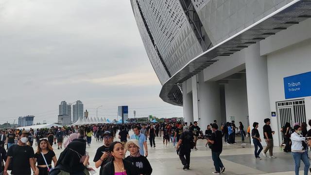 Mulan Jameela membuka konser Pesta Rakyat 30 Years Careers of Dewa 19