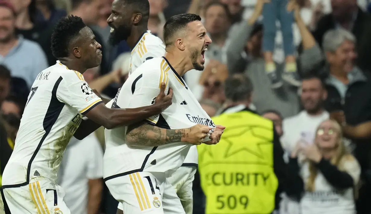 Real Madrid sukses menyingkirkan Bayern Munchen pada leg kedua semifinal Liga Champions 2023/2024 berkat kemenangan 2-1 di Santiago bernabeu Stadium, Madrid, Kamis (9/5/2024) dini hari WIB. Kemenangan dramatis yang mengantarkan tim besutan Carlo Ancelotti melaju ke final untuk menantang Borussia Dortmund ini diraih setelah sempat tertinggal lebih dahulu melalui gol Alphonso Davies pada menit ke-68. Dua gol kemenangan Real Madrid dicetak lewat pemain pengganti, Joselu pada menit ke-88 dan saat injury time memasuki menit pertama. Secara agregat, Real Madrid unggul 4-3 setelah pada laga leg pertama bermain imbang 2-2 di markas Bayern Munchen. (AP Photo/Jose Breton)