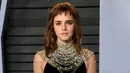 Aktris muda, Emma Watson menghadiri pesta after-party Vanity Fair Oscar 2018 di Beverly Hills, California, Minggu (4/3). Yang menarik mata semua orang bukan gaun yang dikenakan Emma, tapi sebuah tato besar di lengan kanannya. (Evan Agostini/Invision/AP)