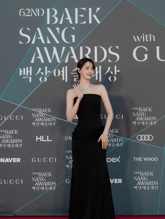 Yoona mengenakan long dress bodycon hitam strapless dari Alex Perry. [@yoona_lim]