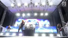 Band rock asal Amerika Serikat Megadeth saat tampil dalam Jogjarockarta 2018 di Stadion Kridosono, Yogyakarta (27/10). Megadeth menggebrak dengan lagu pembuka "Hangar 18". (Fimela.Com/Bambang E.Ros)