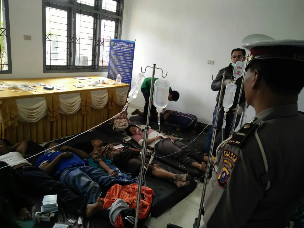 Bus masuk jurang di Jalinsum, Tapanuli Selatan, Sumut, mengakibatkan tiga orang tewas, 25 penumpang terluka ringan, dan empat cedera berat. (Liputan6.com/Reza Efendi)