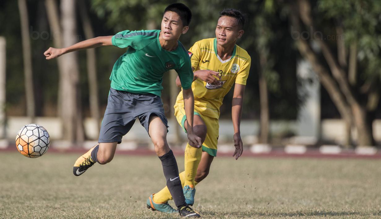 Gelandang Timnas Indonesia U-16, Rendy Juliansyah, melepas umpan saat melawan Kabomania U-17 pada laga uji coba di Stadion Atang Sutresna, Jakarta Timur, Jumat (8/9/2017). Timnas U-16 menang 6-1 atas Kabomania U-17. (Bola.com/Vitalis Yogi Trisna)