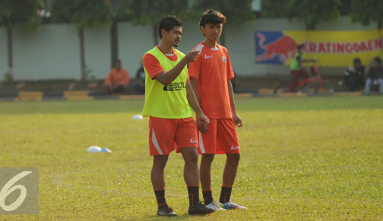 Penyerang Persija, Bambang Pamungkas berbincang dengan Amarzukih di sela-sela latihan di Markas Yon Zikon 14, Jakarta, Senin (24/8/2015). Persija kembali berlatih untuk menghadapi turnamen Piala Presiden 2015. (Liputan6.com/Helmi Fithriansyah)