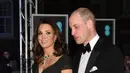 Kate Middleton didampingi Pangeran William berjalan di karpet merah acara British Academy Film Awards (BAFTA) 2018 di London, Minggu (18/2). Sejumlah pihak menyayangkan pilihan Kate yang tak mengikuti kampanye pakaian hitam. (AP/Antonio Calanni)