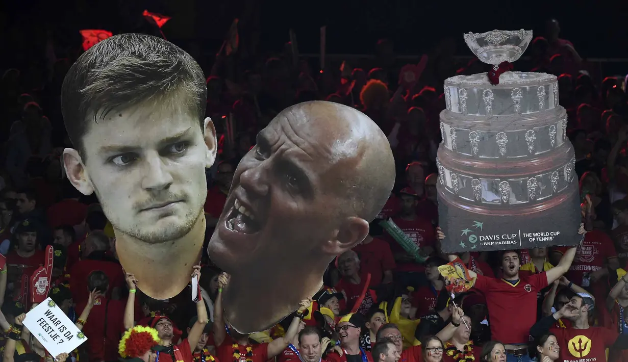 Suporter Belgia memegang poster petenis Belgia, David Goffin (kiri) dan kapten Berliga, Johan van Herck  pada Final Piala Davis di Flanders Expo, Ghent, Belgia, Minggu (30/11/2015). (AFP Photo/John Thys)