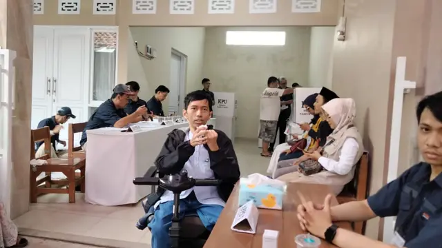 Penyandang Disabilitas di Bandung, Zulhamka Julianto Kadir Sayangkan Kotak Suara Terlalu Tinggi Saat Pemilu 2024. Foto: Dok. pribadi.