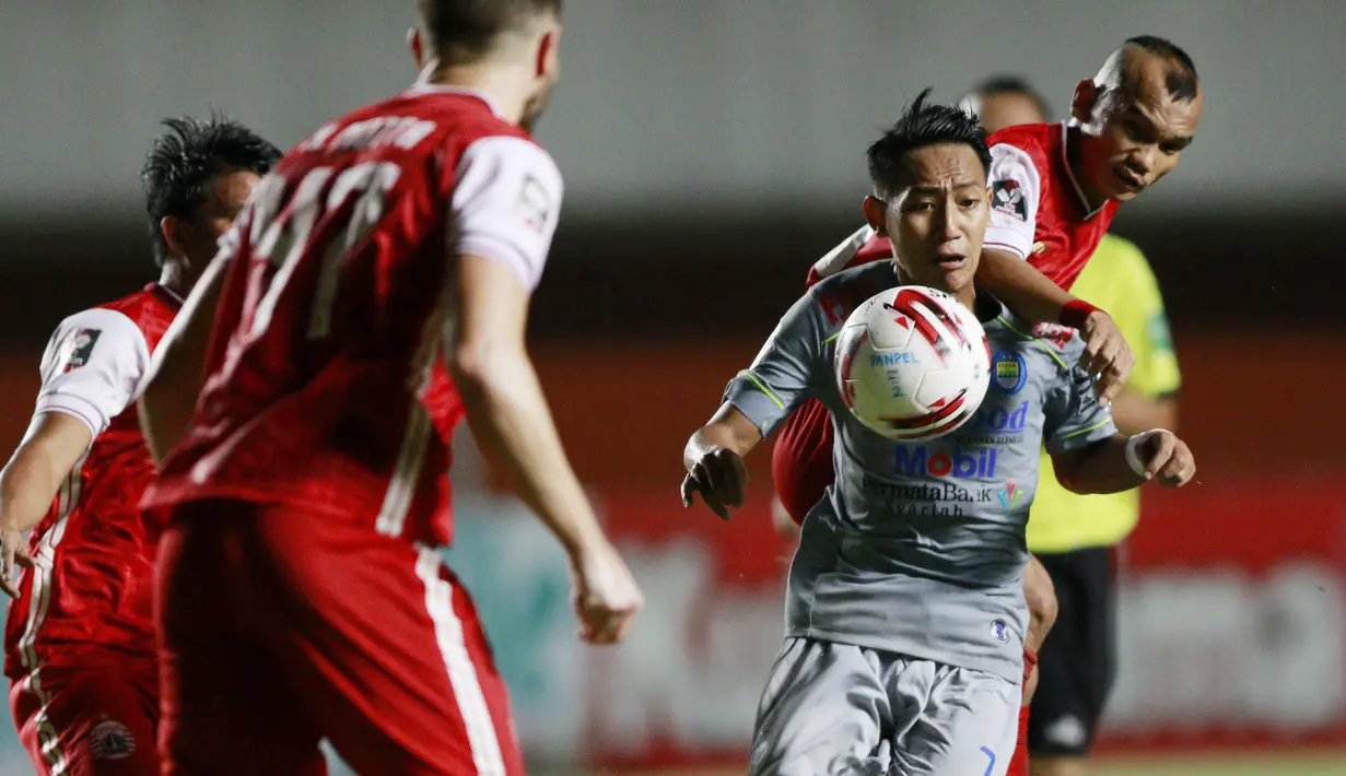 Gelandang Persija Jakarta, Riko Simanjuntak, berebut bola dengan gelandang Persib Bandung, Beckham Putra, pada laga final Piala Menpora 2021 di Stadion Maguwoharjo, Sleman, Kamis (22/4/2021). Persija menang dengan skor 2-0. (Bola.com/M Iqbal Ichsan)