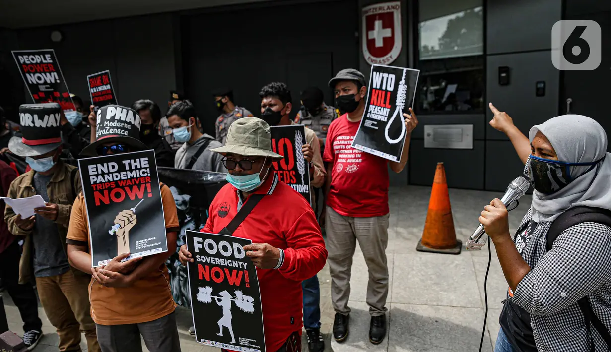 Massa gabungan organisasi masyarakat sipil Koalisi Gerak Lawan berorasi saat demo di Kedutaan Besar Swiss, Jakarta, Selasa (30/11/2021). Kehadiran WTO dinilai menimbulkan kesenjangan mendalam bagi pembangunan dan arah ekonomi di negara berkembang-kurang berkembang. (Liputan6.com/Faizal Fanani)