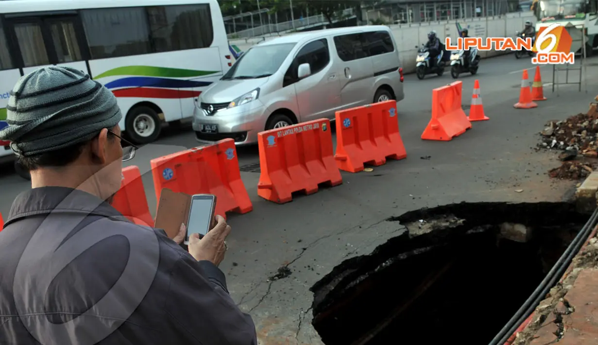 Jalan Jenderal Sudirman, Jakarta Selatan (Jaksel) dekat halte busway Polda Metro Jaya, amblas 2,5 m. Kamis (10/4/2014)  (Liputan6.com/Johan Tallo).