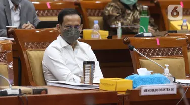 Mendikbudristek Nadiem Makarim mengikuti rapat kerja dengan Komisi X DPR di Kompleks Parlemen, Jakarta, Selasa (15/6/2021). Rapat membahas Rencana Kerja Pemerintah Kementerian/Lembaga (RKP K/L) dan Rencana Kerja Anggaran Kementerian/Lembaga (RKA K/L) tahun 2022. (Liputan6.com/Angga Yuniar)