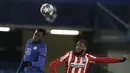 Penyerang Atletico Madrid, Moussa Dembele melompat saat berebut bola dengan bek Chelsea, Kurt Zouma pada leg kedua 16 besar Liga Champions di Stadion Stamford Bridge, Inggris, Kamis dinihari WIB (18/3/2021). Chelsea lolos ke perempat final setelah mengalahkan Atletico 2-0. (AP Photo/Matt Dunham)