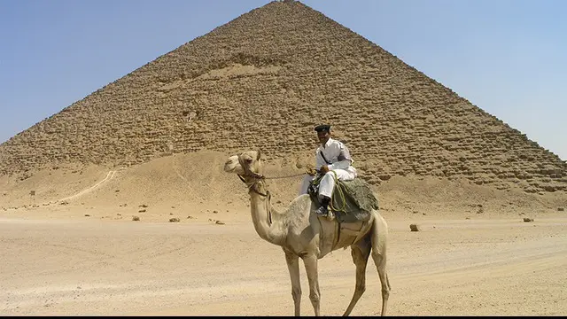 Misteri pembangunan piramida di Mesir berhasil diungkapkan oleh seorang pensiunan tukang pos di Perancis.Adalah Norman Michel Michel,ia menghabiskan 40 tahun untuk meneliti arsitektur piramida