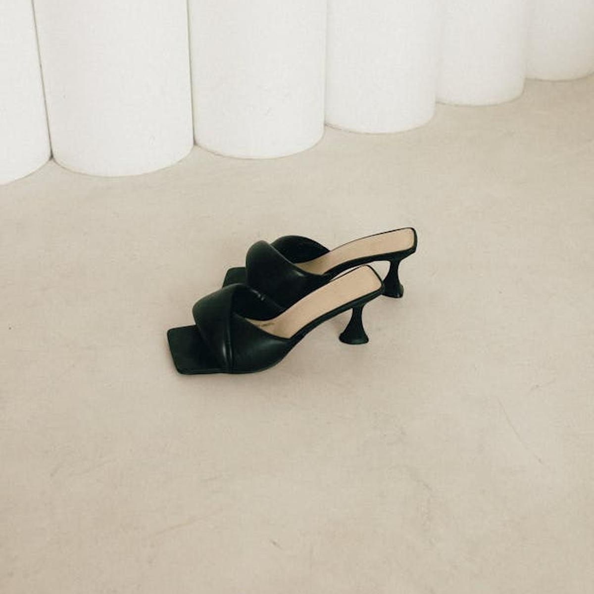 llustrasi Sculptural Mules