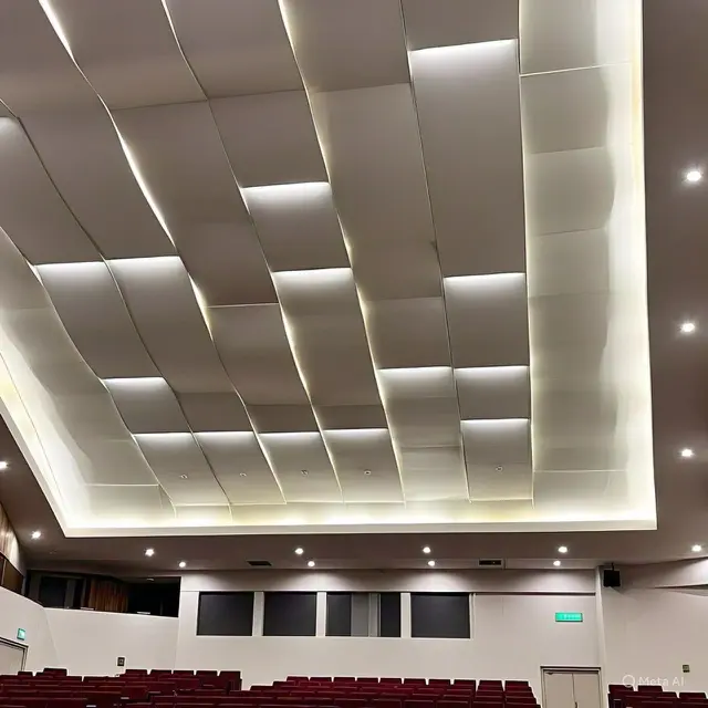 Desain Plafon PVC Aula dengan Sistem Lampu Terintegrasi