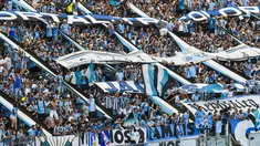 Fans Gremio memadati stadion saat sesi perkenalan pesepakbola Uruguay Luis Suarez sebagai pemain baru tim di stadion Gremio Arena, di Porto Alegre, Brasil, Rabu (4/1/2023). Luis Suarez resmi berlabuh di Brasil bersama Gremio. (AP Photo/Wesley Santos)