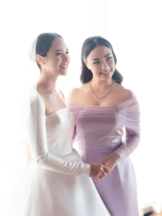 Inilah potret Valerie dampingi kakak di pernikahannya. Pamela bahkan memiliki kemampuan bermain piano dan bahkan mampu berbicara dalam bahasa Jawa. Dalam sebuah wawancara dengan Liputan6.com, Pamela mengungkapkan bahwa mereka masih menggunakan bahasa Jawa di rumah. (Liputan6.com/Ig/@valeriebowie13)